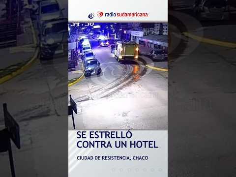 Joven despistó y chocó contra un hotel en el centro de Resistencia