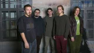 Luna Amara Rosu aprins