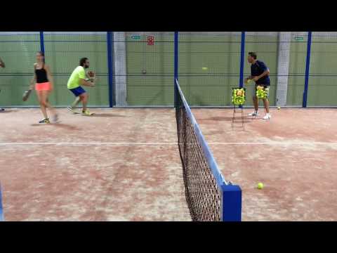R.P voleas de reves hacia la puerta , 1