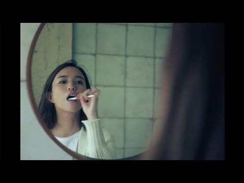 『白いページの中に』Music Video のサムネイル