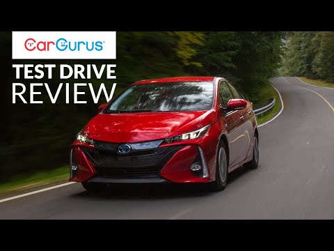 External Review Video txVOa6GJDWs for Toyota Prius Prime 2 (XW50) Hatchback (2017)
