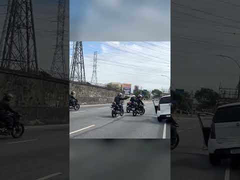 A briga de trânsito terminou com o caminhão empurrando o carro 😳🚛