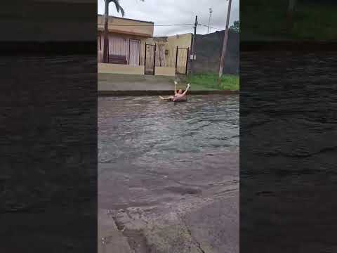 Vecino de Rivera aprovechando la correntada que se formó, por las lluvias,  en las calles de Rivera