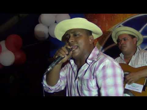 ELIOT ECHO UNOS POLVOS AFUERA -MESANO MONTIJANO- ARMANDO Y CHAN GARCIA- TECAS BAR- LA FAMA TV.