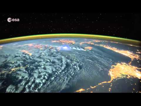 Видео с МКС. Молнии, полярное сияние и огни ночных городов из космоса
