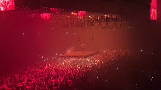 Kanye West has entire arena sing &quot;Heartless&quot; for him