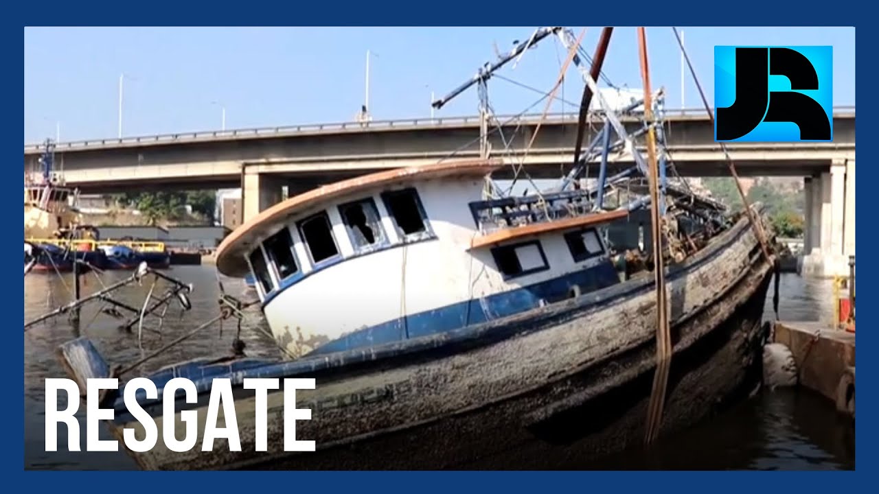 Força-tarefa retira embarcações abandonadas na Baía de Guanabara, no Rio de Janeiro