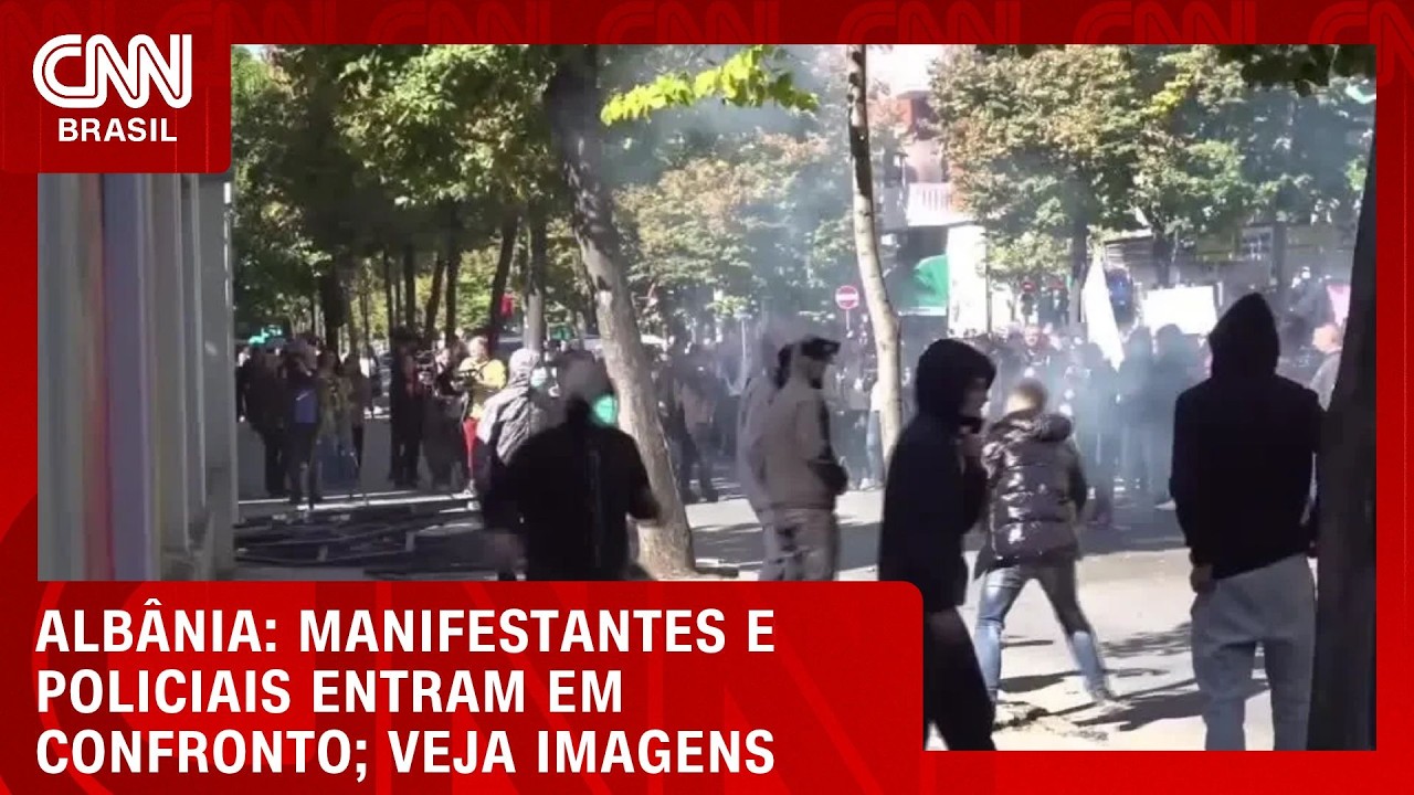 Estudantes atiram tijolos contra Ministério da Educação na Albânia | LIVE CNN