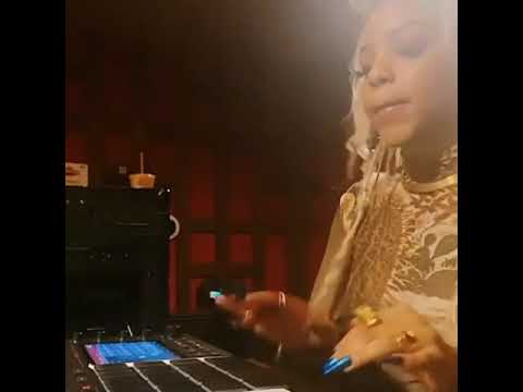 Chloe Bailey In Studio Making a Beat On The Spot (Part 2) @chloebaileywashere
