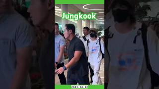 Download lagu BTS Jungkook’s Airport Arrival |Crazy Crowds #bts #jungkook #jk #shorts mp3