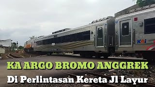 Download lagu KERETA API ARGO BROMO ANGGREK DI PERLINTASAN KERET... mp3