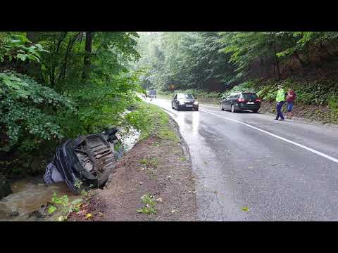 Accident pe Dealul Mare. Masina cu rotile in sus in valea Abrudelui