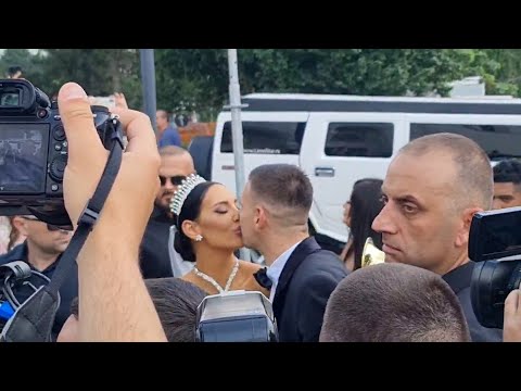 Pao poljubac mladenaca pred crkvom