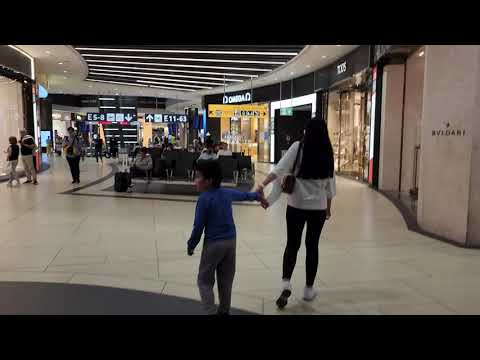 Dentro do Terminal 1 do Aeroporto Internacional Fiumicino Leonardo da Vinci de Roma.