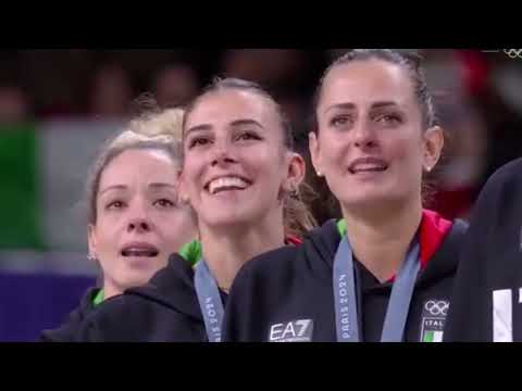 la pallavolo femminile conquista la medaglia d'oro. Premiazione e inno nazionale.  Parigi 2024