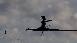 Una equilibrista recorre 400 metros entre las mayores escombreras de Europa