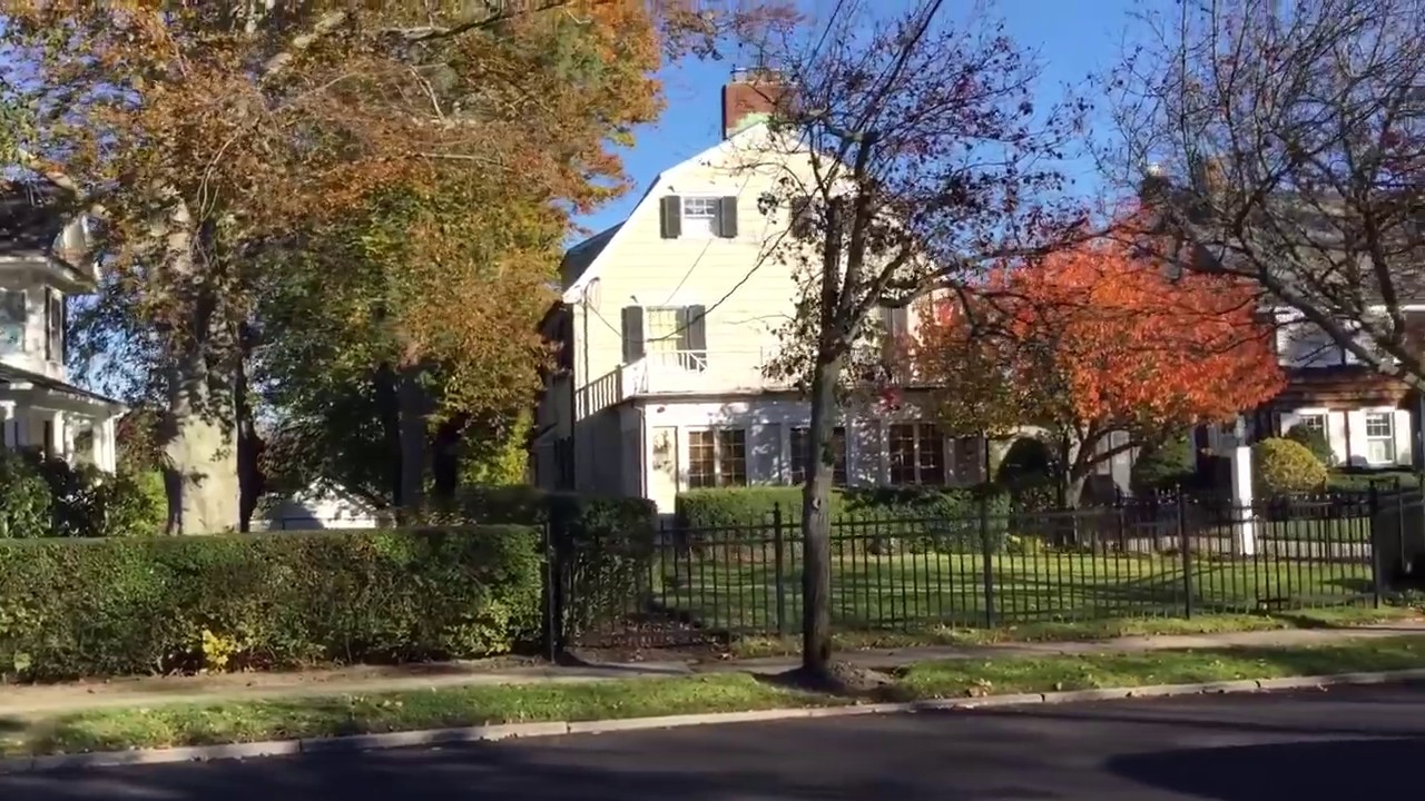 Visitei a famosa casa da série de filmes "Horror em Amityville" e sua história de crime e terror