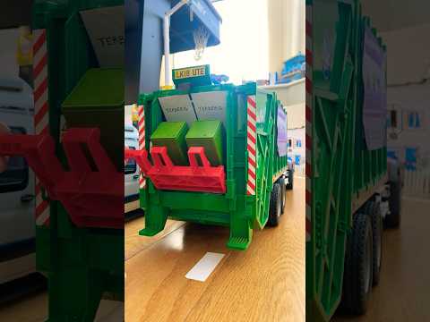 Garden waste bin lorry in Broder city  ￼