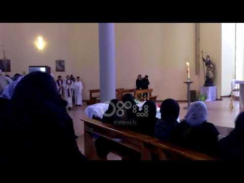 Ora News - U shuan në aksident, përcillen në banesën e fundit babai me dy fëmijët