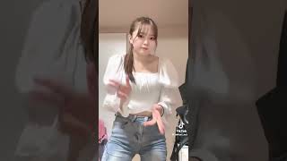 この子可愛いしスタイルもいいけど胸ちらする服しか持ってない