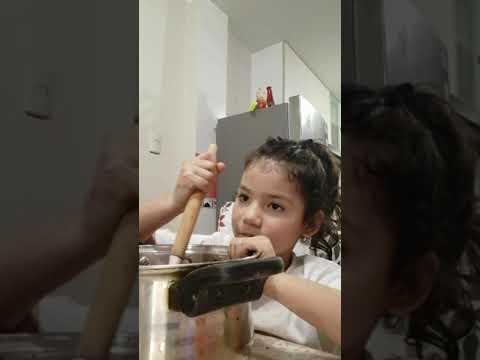 Gianella prepara torta de chocolate