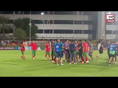 ② لاعبي المغرب يحتفلون مع الجماهير عقب الفوز على مالي