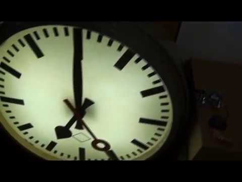 TN Uhr   schleichende Sekunde Bahnhofsuhr