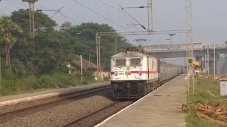 preview picture of video 'NEW DELHI PONDICHERRY SUPERFAST EXPRESS WITH LGD WAP7 IN MIGHT MORNING'