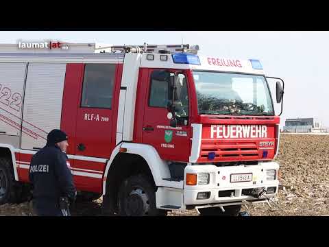 Traktor bei Waldarbeiten in Oftering über Böschung in Bach gestürzt
