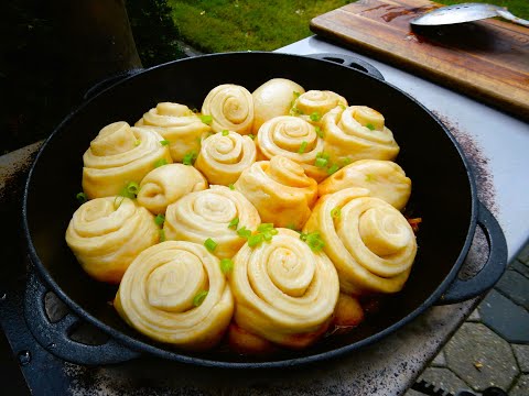 Strudel oder Dampfnudel - alte Deutsche Gericht. Heute - Sommer Variante. Kazan, Dutch Oven. One Pot