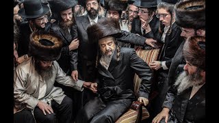 הרב יעקב מאיר שכטר בניחום אבלים בבית משפחת קעניג בצפת.