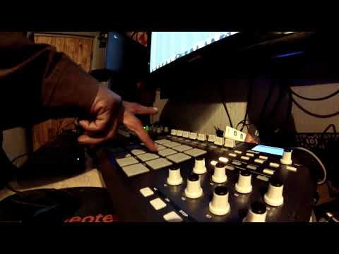 AKAI MPD32 SAMPLE SEQUENCING FULSKILLAKILLA   LOST VIDEOS 2014