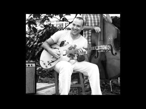 Hot Club de Grece feat. Dimitris Aggelakis - Blues walk(Loose walk) (S.Stitt)