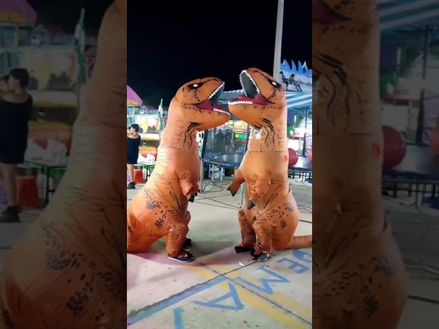 Vídeo relacionado con FXICH Inflables Dion Disfraces Inflables Dinosaurio Traje Adulto Dinosaurio Traje de Carnaval Fiesta Dino Disfraz Hombres Mujeres