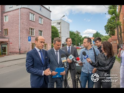 Borys Budka przed wejściem do komisariatu