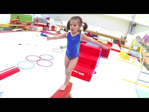 PREMIER COURS de GYMNASTIQUE INDOOR FR - ENTRAINEMENT avant le CONCOURS - La Famille Démo Jouets