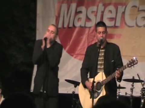 AAAK si Grimus deschid concertul Red Hot Chili Peppers