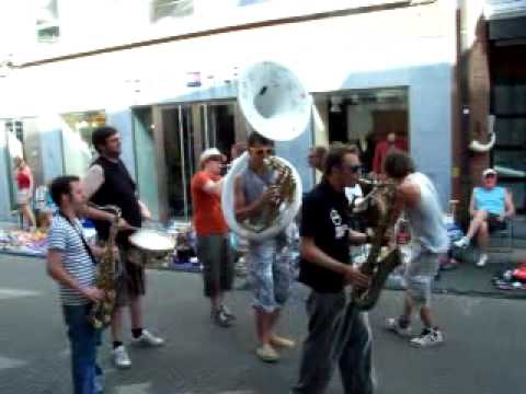 Optreden Zonkofare op de maandelijkse rommelmarkt van Halle