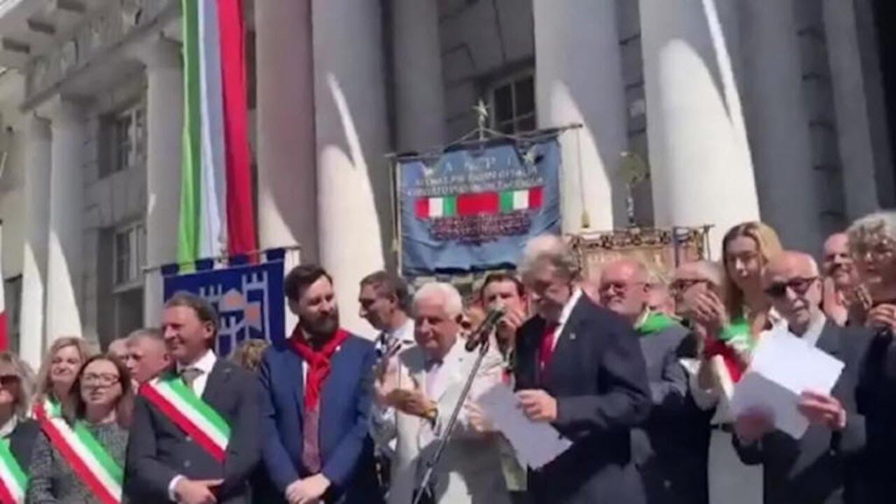 Bucci (Liguria) contestato durante celebrazioni del 25 aprile (da una parte della piazza) a Genova