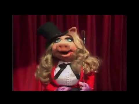 Miss Piggy Sings Flying Trapeze