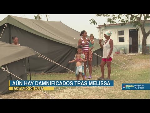 Familias utilizan el Río Cauto de Cuba para lavar ropa tras Melissa