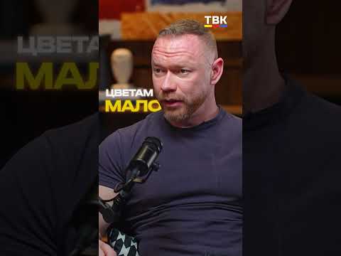 — Правильно подобранная ваза и правильное количество воды всегда продлят жизнь цветку.