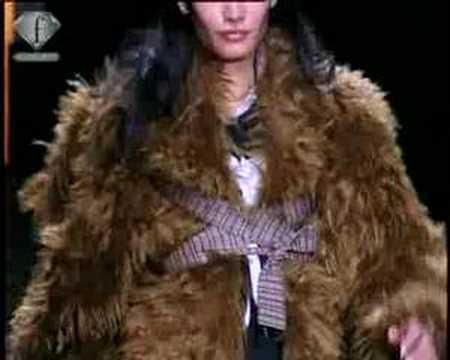 fashiontv | FTV.com - VIVIENNE WESTWOOD FALL/WINTER 2005/2006