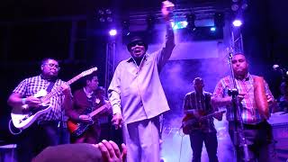 Reggae train-Miss Lulu por Derrick Morgan ( Travelers All Stars como backing band)