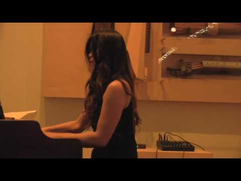 Prepared Electro-Acoustic Piano: Experimental Piano Solo by Motoko Honda