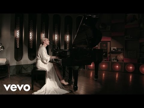 Skylar Grey - Gangsta (Live on the Honda Stage at The Peppermint Club)