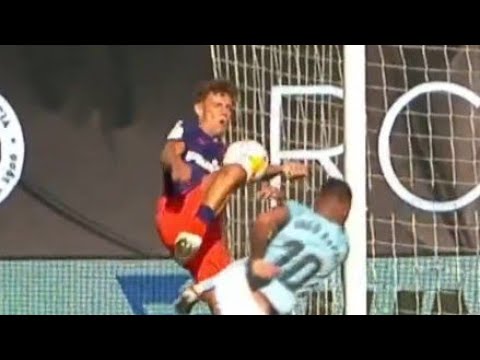 Mano de Marcos Llorente ante el Celta..VAR..Atletico de Madrid 2-1 Celta
