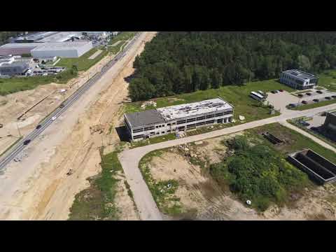 Pustostan przy Chwaszczyńskiej w Gdyni. Opuszczona hala magazynowa widziana z drona. Gdynia Karwiny