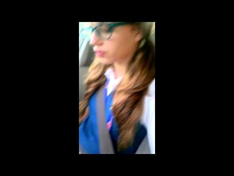 Andrea Rivera cantando en el carro!!!