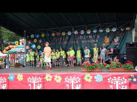 Odblaskowy pokaz mody w Szyku.